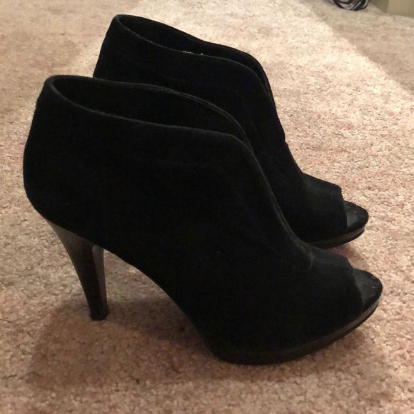 nine west zaayer heeled bootie